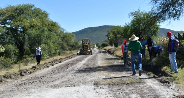 Ayuntamiento de Ixcaquixtla da mantenimiento a camino dañado