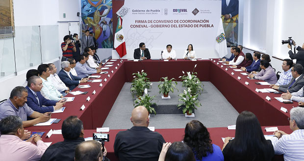 Barbosa y Coneval firman convenio para mejorar políticas públicas