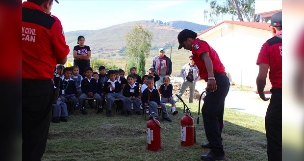 Capacitan a comunidades escolares de Ocoyucan contra incendios