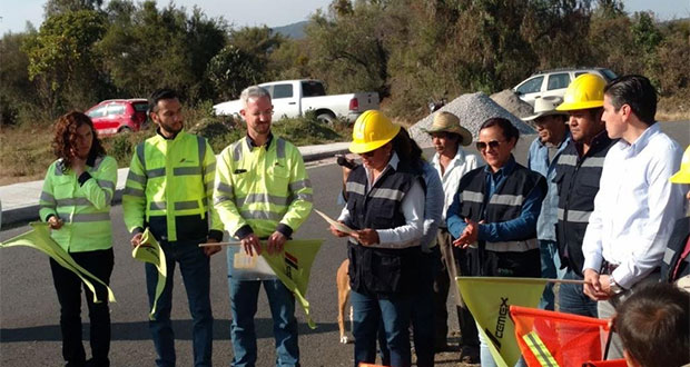 Cemex dona el cemento para 2,200 metros de banqueta en Cuautinchán