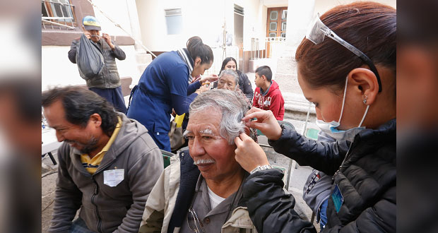 DIF de Puebla entrega 400 lentes y 200 aparatos auditivos