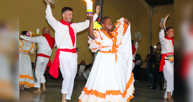 Folclor de Colombia, presente en concurso de catrinas de Tepexi