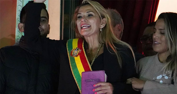 La senadora, Jeanine Áñez, se autoproclama presidenta de Bolivia
