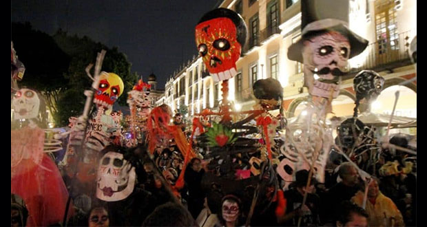 Procesión de tamalistas de Puebla busca rescatar el Día de Muertos