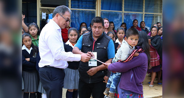 SEP entrega 500 mil pesos a tres escuelas de Ajalpan