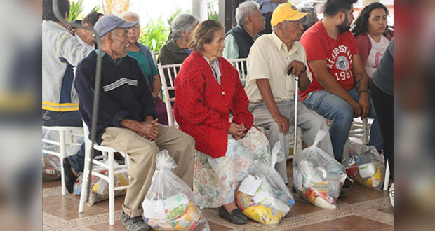 Secretaría de Bienestar da 220 despensas a adultos mayores en Puebla
