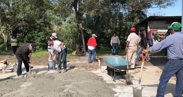 Vecinos avanzan con pavimentación en Los Volcanes, Zacapoaxtla