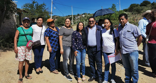 Vecinos urgen domo para primaria de barrio Tres Cruces, en Acatlán