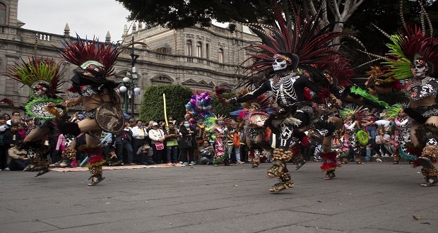 Jóvenes llevan bailes típicos y teatro a zócalo de Puebla
