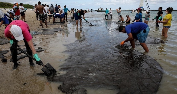 Derrame de petróleo en Brasil llega a santuario de ballenas jorobadas