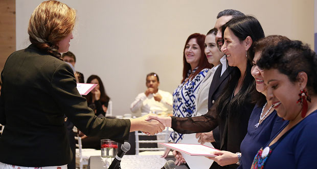 Entregan 63 constancias a prestadores de servicios turísticos