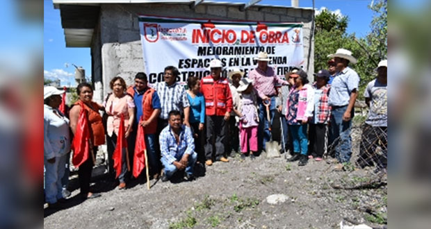 Inicia construcción de pisos firmes en Barrio Dolores de Ixcaquixtla
