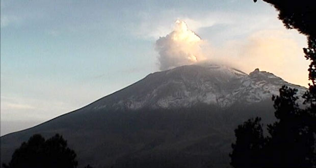 Popo despierta con 182 exhalaciones y emisiones de vapor de agua