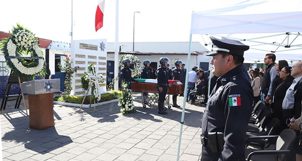Ayuntamiento rinde homenaje a policía asesinado en Minerales del Sur