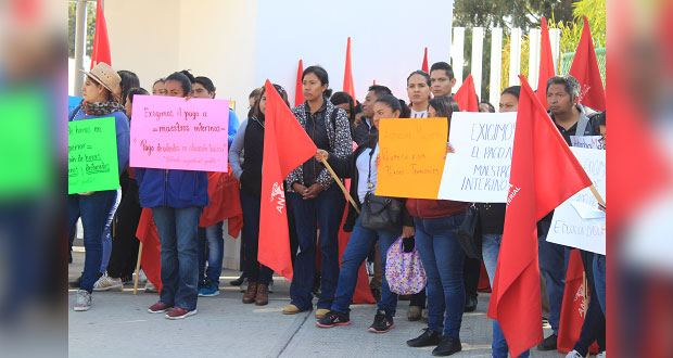 Frente a la SEP, maestros exigen pagos y asignación de docentes