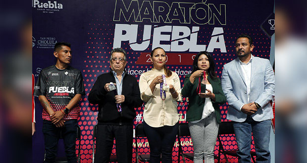 Presentan medallas conmemorativas del Maratón en Puebla 2019