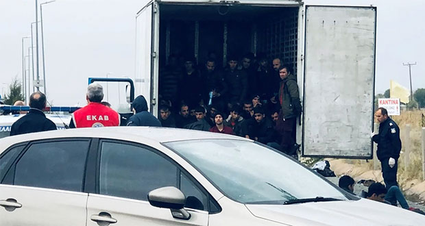 Localizan 41 migrantes vivos en un camión refrigerador en Grecia