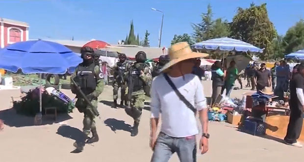 Aseguran ropa tras operativo en tianguis de San Isidro