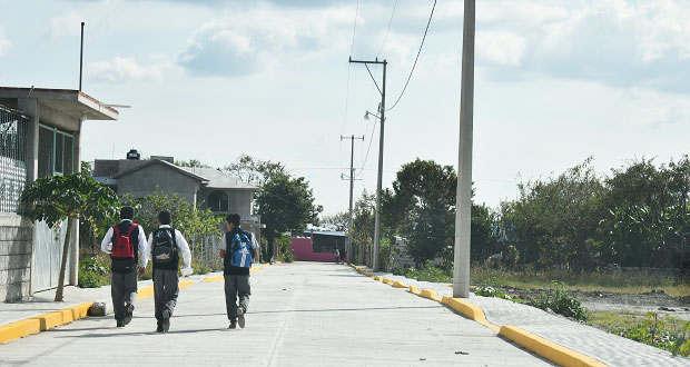 Culmina pavimentación que beneficiará a estudiantes de Ahuatempan