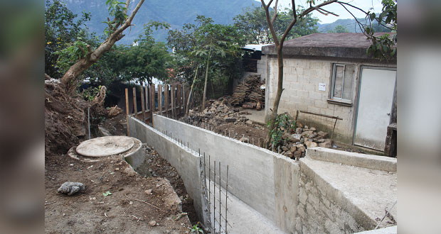 Instalan puente peatonal que conecta dos localidades en Chignahuapan