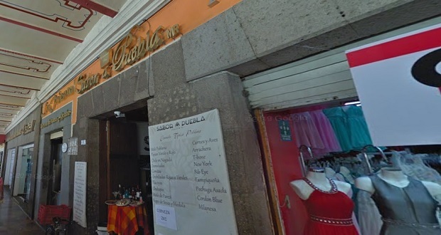 Someten a empleados y asaltan restaurante en el zócalo de Puebla