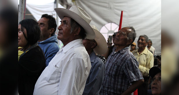 Nos faltan servicios, auditorios y deportivos, vecino de Petlalcingo