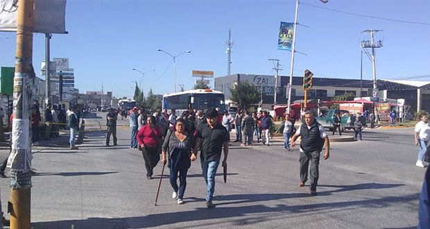 Por 3 horas, vecinos de San Ramón cierran 11 sur; piden pavimentación