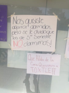 Alumnos de la BUAP exigen reinstalación de maestro en prepa Benito