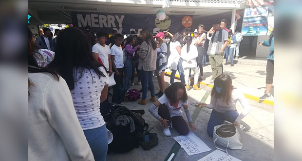 Alumnos de la BUAP exigen reinstalación de maestro en prepa Benito