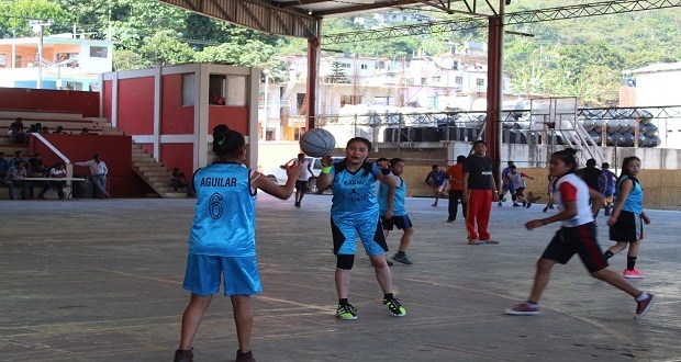 En Huitzilan, jóvenes disputan pase a torneo estatal de basquetbol