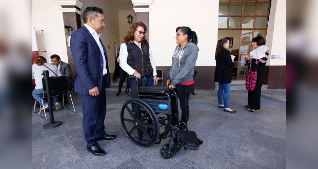 En martes ciudadano, DIF entrega silla de ruedas a menor