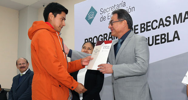SEP da becas a cerca de 9 mil alumnos de 49 escuelas de Puebla
