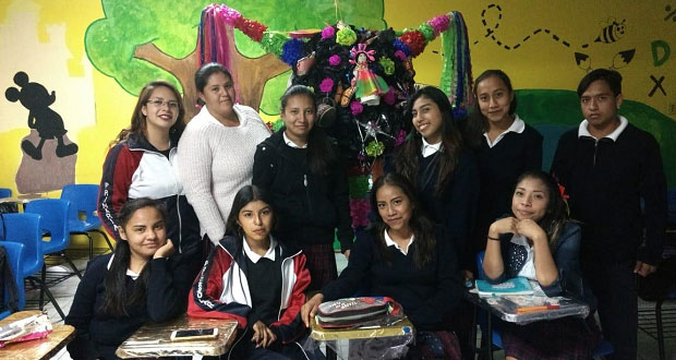 Universitarios realizan concurso de piñatas