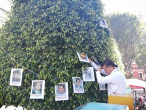 Colocan el “árbol de la esperanza” con 58 fotografías de desaparecidos