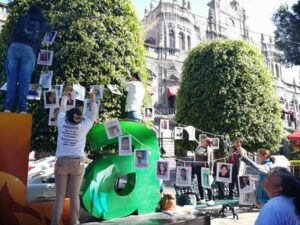 Colocan el “árbol de la esperanza” con 58 fotografías de desaparecidos