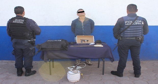 Aprehenden a sujeto por intentar quemar a policías