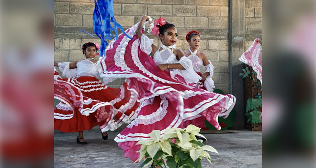 Por festejos, alumnos ofrecen programa cultural en San Luis Chalma