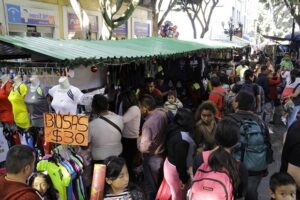 Ambulantes no respetan horarios para instalarse en el CH; Segom, omisa