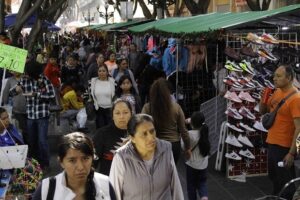 Ambulantes no respetan horarios para instalarse en el CH; Segom, omisa