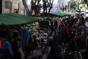 Ambulantes no respetan horarios para instalarse en el CH; Segom, omisa