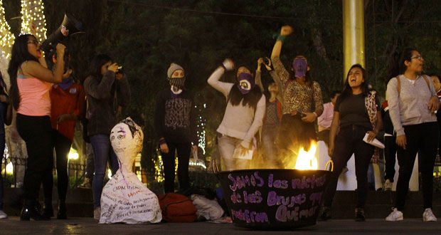 Arman aquelarre feminista y queman piñata de feminicida prófugo