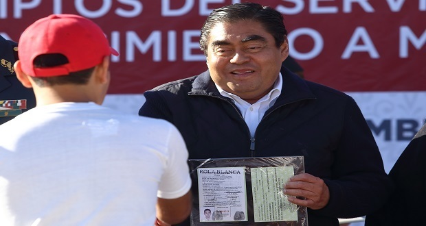 Barbosa entrega cartillas militares liberadas a jóvenes poblanos