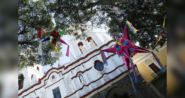 Por época decembrina, instalan Calle de las Piñatas en Puebla