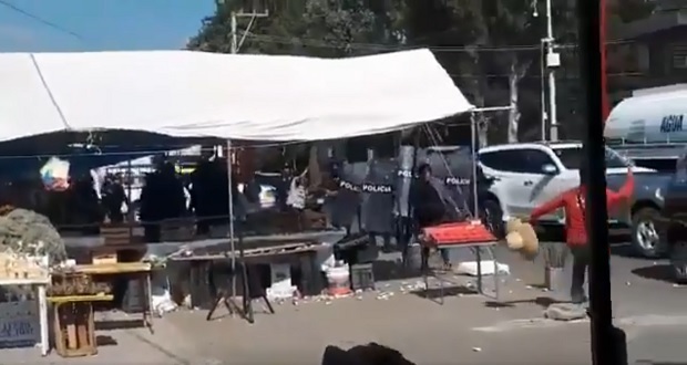 Policías y locatarios del mercado Zapata se enfrentan durante operativo