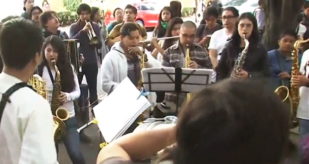 Con música, estudiantes de CDMX se manifiestan por ataque a Elena