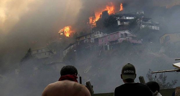 Incendio en Valparaíso arrasa con 120 casas; indagan si fue provocado