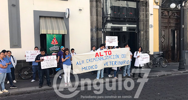 Veterinarios poblanos protestan contra ley que los “criminaliza”