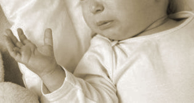 Drogada, madre azota a su hijo de 11 meses contra la pared