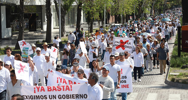 Poblanos se suman a la marcha nacional contra primer año de gobierno de AMLO
