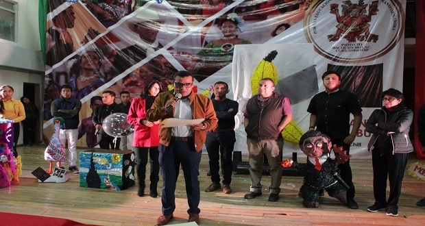 Participan 12 piñatas en concurso del Instituto Macuitl Xóchitl